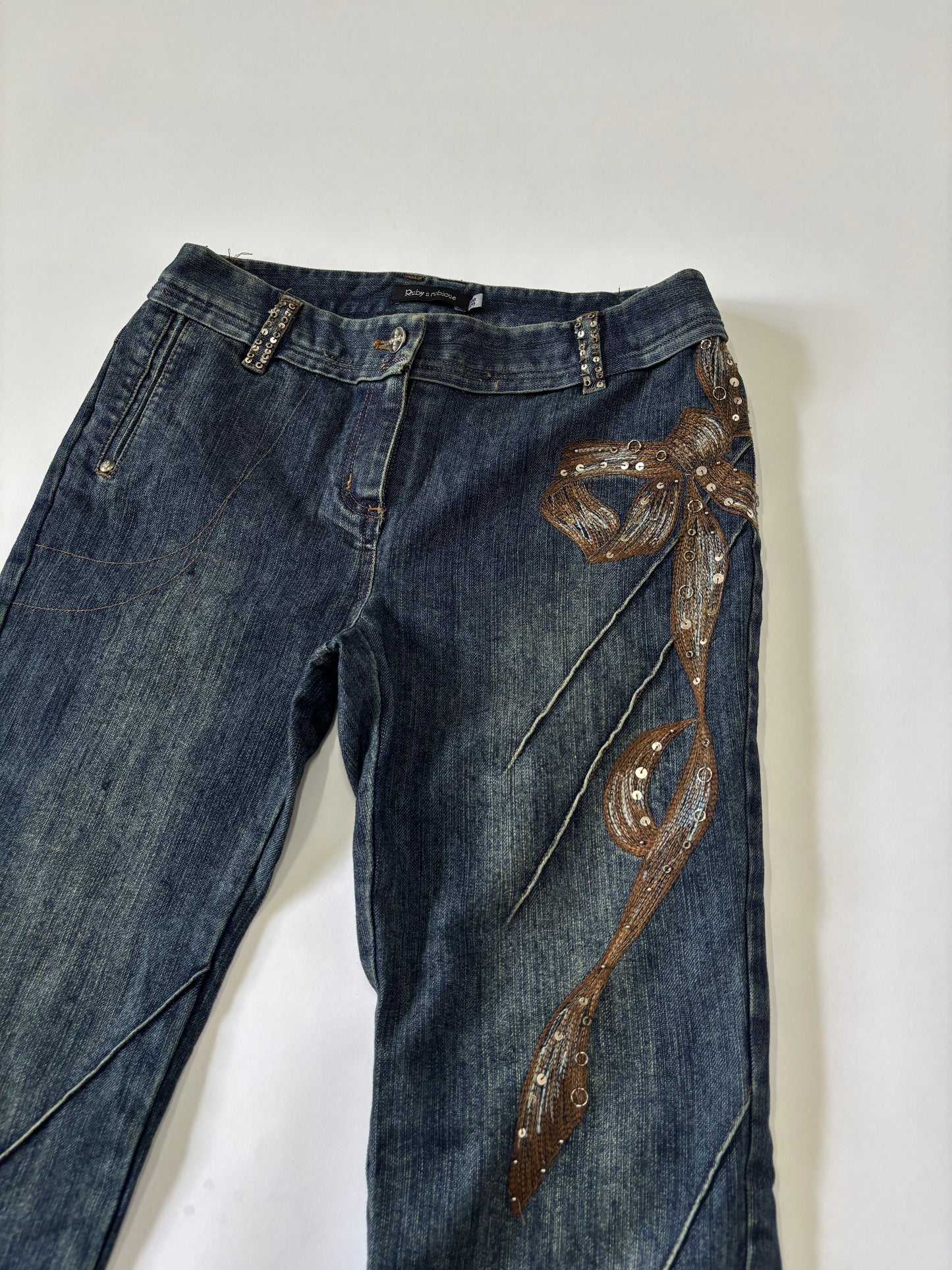 Dark ribbon detailed straight cut jeans