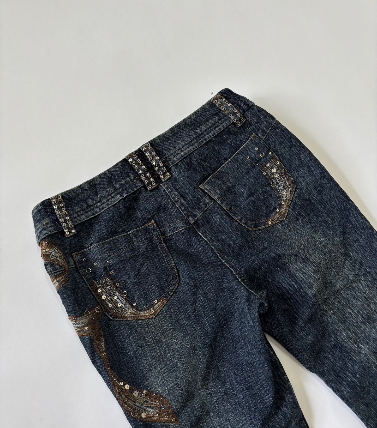Dark ribbon detailed straight cut jeans